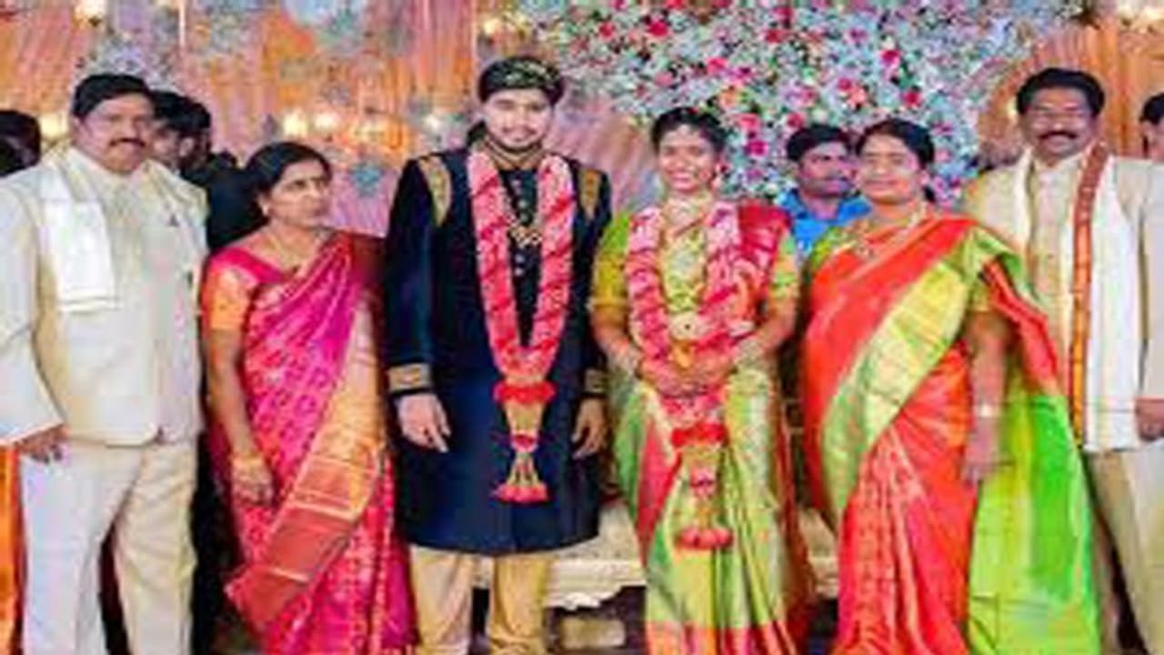 వైసీపీ వేవ్ లో ఆ "వియ్యంకులు ఇద్దరూ" కొట్టుకుపోయారు వైసీపీ వేవ్ లో ఆ "వియ్యంకులు ఇద్దరూ" కొట్టుకుపోయారు