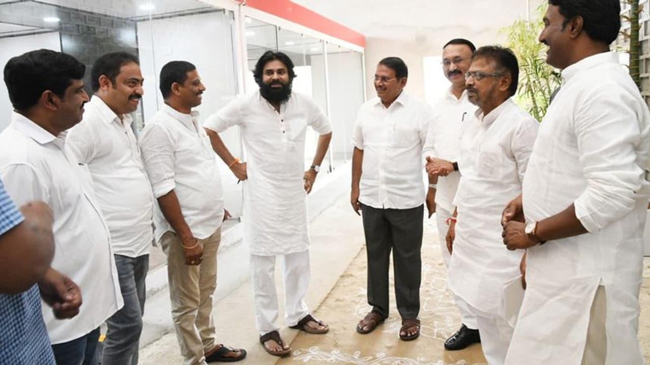 జగన్ సర్కార్ పై దాడికి పవన్ స్కెచ్, జాబితా రె"ఢీ" జగన్ సర్కార్ పై దాడికి పవన్ స్కెచ్, జాబితా రె"ఢీ"