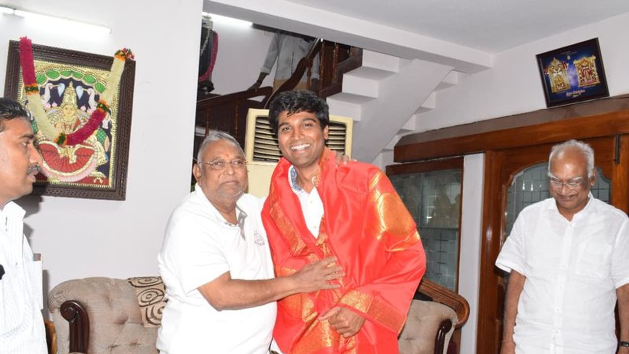 వైసీపీ ఎంపీ హుందాతనం: రాయపాటి ఆశీస్సులు తీసుకున్న కృష్ణదేవరాయ