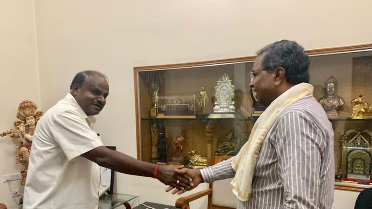 ಬದಲಾಗುತ್ತಿರುವ ರಾಜ್ಯ ರಾಜಕೀಯ ಚಿತ್ರಣ: ದಿಢೀರ್ ಸಿದ್ದು ಭೇಟಿ ಮಾಡಿದ ಸಿಎಂ ಬದಲಾಗುತ್ತಿರುವ ರಾಜ್ಯ ರಾಜಕೀಯ ಚಿತ್ರಣ: ದಿಢೀರ್ ಸಿದ್ದು ಭೇಟಿ ಮಾಡಿದ ಸಿಎಂ