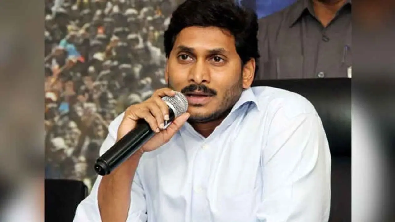 జగన్ వైపు చూస్తున్న తెలంగాణ టాప్ పోలీసాఫీసర్ జగన్ వైపు చూస్తున్న తెలంగాణ టాప్ పోలీసాఫీసర్