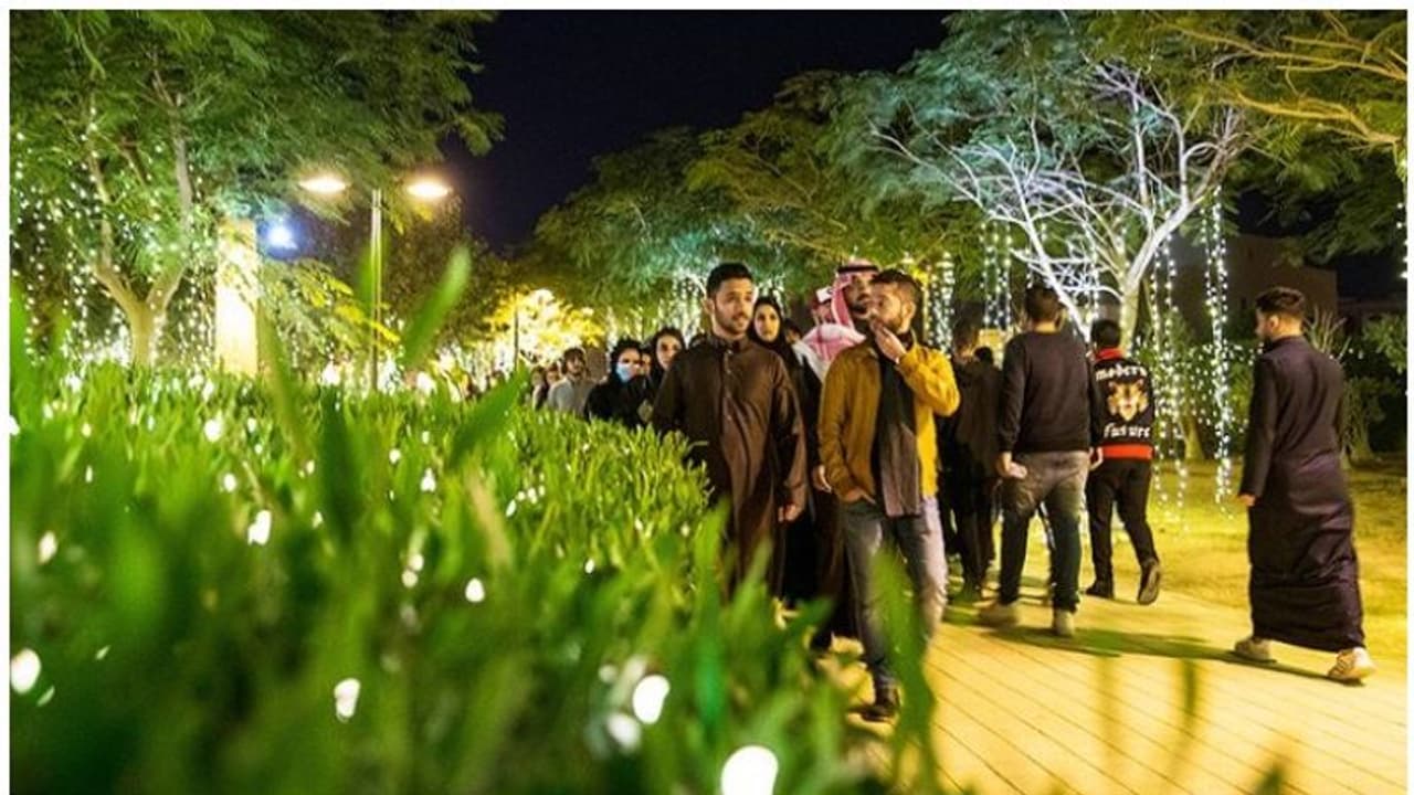 പുതിയ നിയമം പ്രാബല്യത്തില്; സൗദിയില് പൊതുസ്ഥലത്ത് സഭ്യത ലംഘിക്കുന്ന വസ്ത്രങ്ങള് ധരിച്ചാല് ശിക്ഷ പുതിയ നിയമം പ്രാബല്യത്തില്; സൗദിയില് പൊതുസ്ഥലത്ത് സഭ്യത ലംഘിക്കുന്ന വസ്ത്രങ്ങള് ധരിച്ചാല് ശിക്ഷ