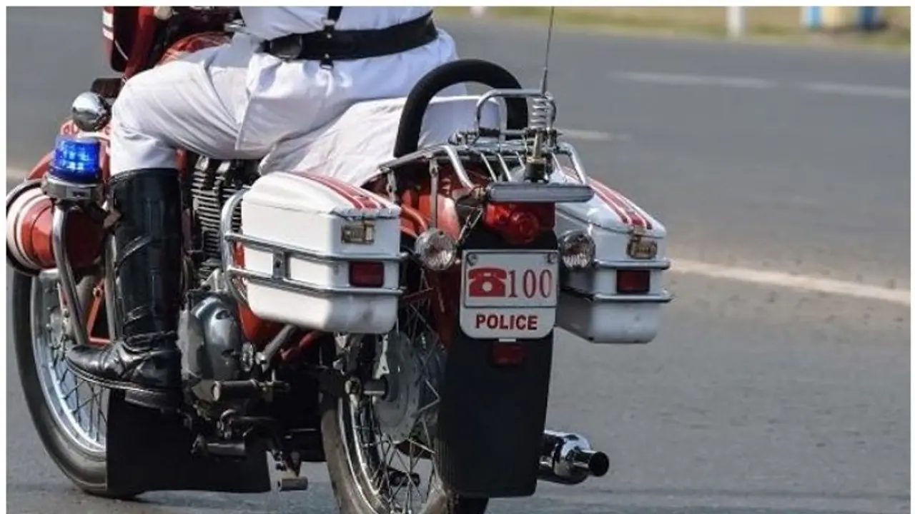 പൊലീസിന്റെ പട്രോളിങ് ബൈക്ക് മോഷ്ടിച്ചു, സൈറണുമായി നഗരം ചുറ്റി; പ്രതി പിടിയില് പൊലീസിന്റെ പട്രോളിങ് ബൈക്ക് മോഷ്ടിച്ചു, സൈറണുമായി നഗരം ചുറ്റി; പ്രതി പിടിയില്