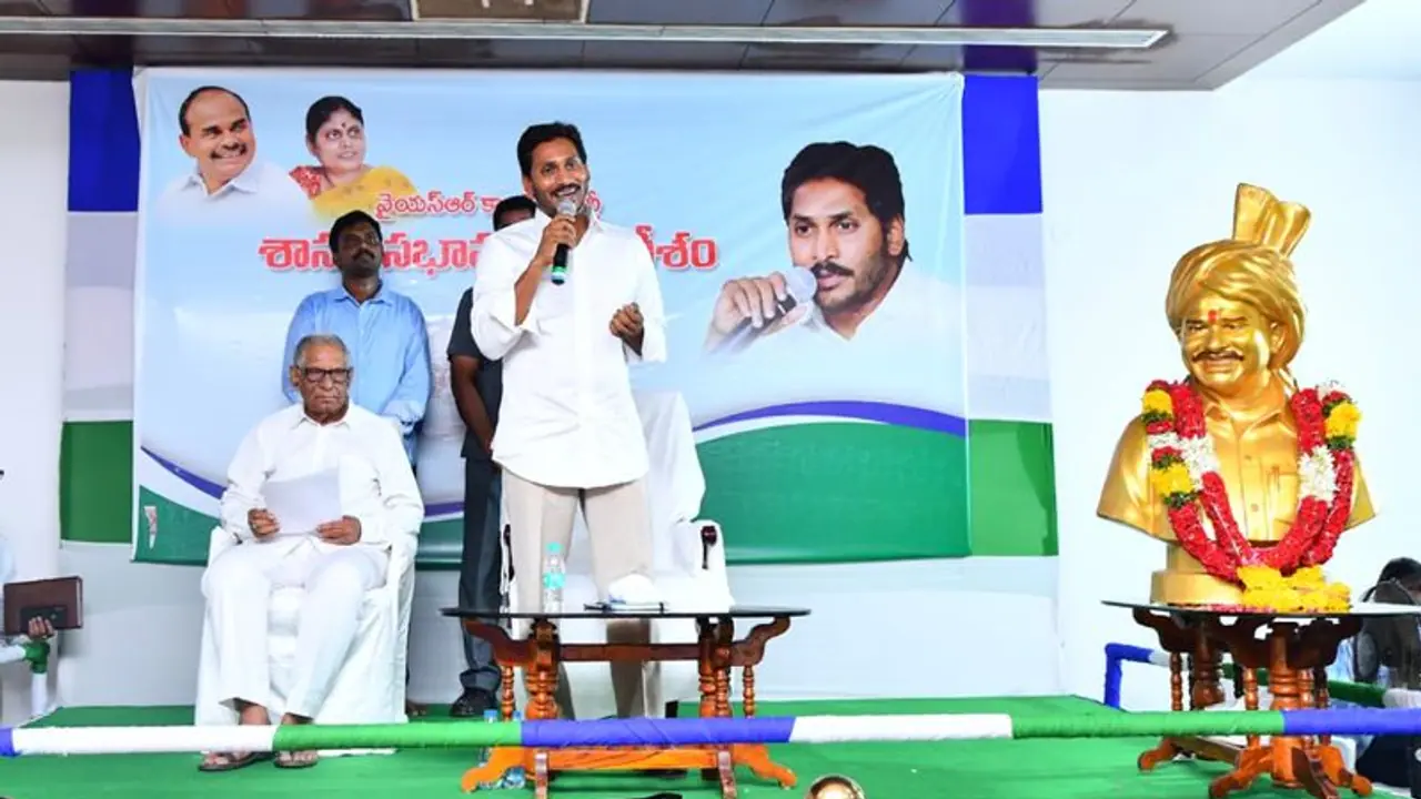 చంద్రబాబును ఓడించడానికి ఆ దేవుడు రాసిన స్క్రిప్టే ఇది: జగన్ చంద్రబాబును ఓడించడానికి ఆ దేవుడు రాసిన స్క్రిప్టే ఇది: జగన్