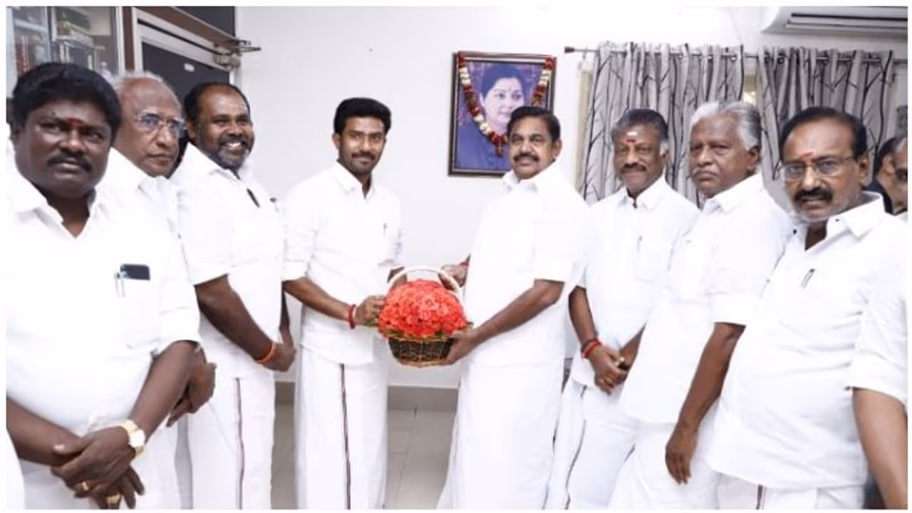 ரவீந்திரநாத்துக்கு மத்திய அரசில் புதிய பதவி... ஆதங்கப்பட்ட ஓ.பிஎஸ்... அள்ளிக்கொடுத்த மோடி அமித்ஷா..! ரவீந்திரநாத்துக்கு மத்திய அரசில் புதிய பதவி... ஆதங்கப்பட்ட ஓ.பிஎஸ்... அள்ளிக்கொடுத்த மோடி அமித்ஷா..!