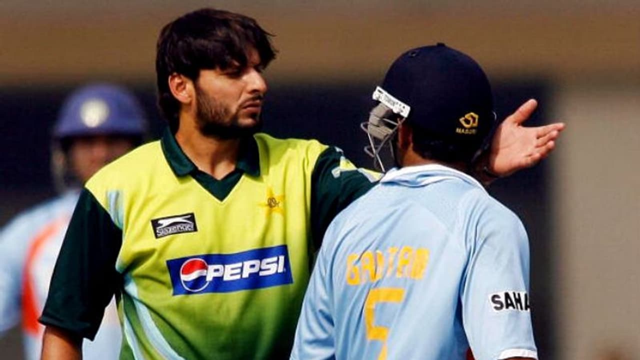 'വിവരദോഷി, വിദ്യാഭ്യാസമുള്ളവര് ഇങ്ങനെ കാട്ടുവോ'; ഗംഭീറിനെതിരെ ആഞ്ഞടിച്ച് അഫ്രീദി 'വിവരദോഷി, വിദ്യാഭ്യാസമുള്ളവര് ഇങ്ങനെ കാട്ടുവോ'; ഗംഭീറിനെതിരെ ആഞ്ഞടിച്ച് അഫ്രീദി