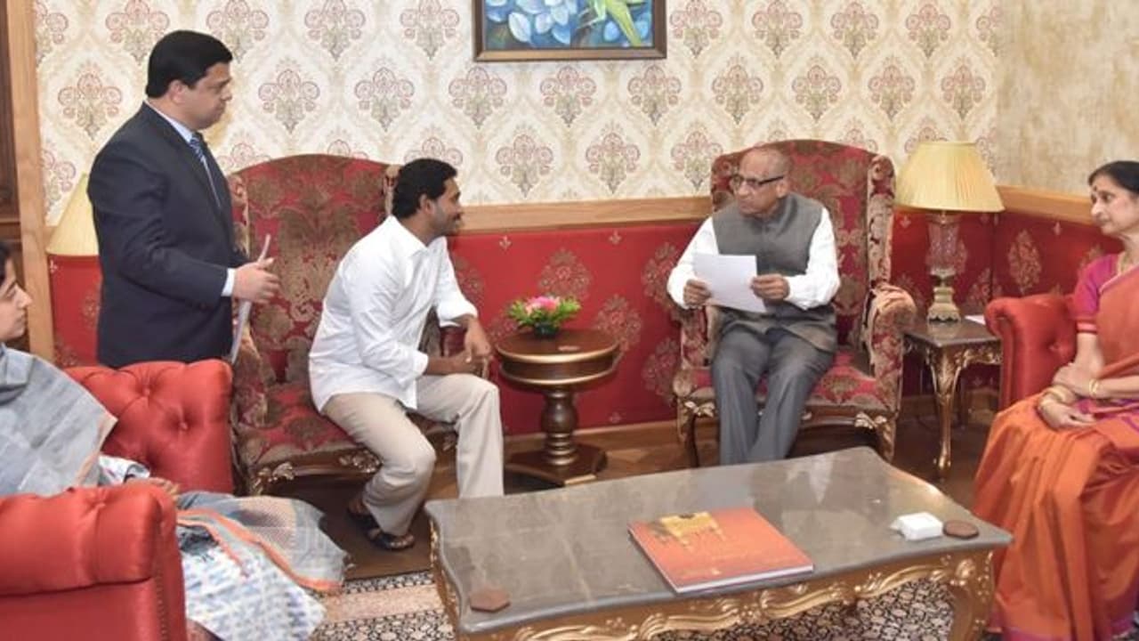 Andhra Pradesh Governor invites Jaganmohan Reddy to form government