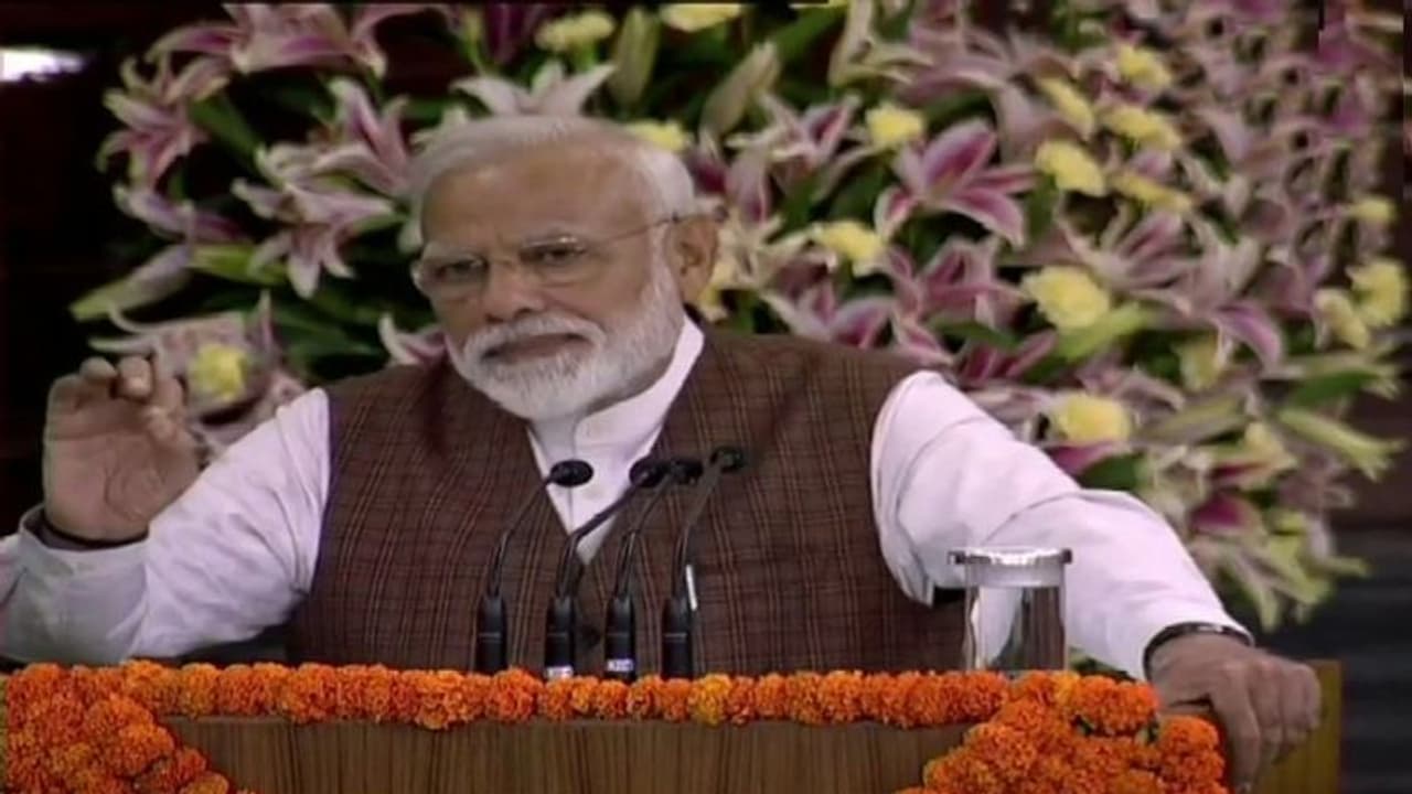 ധാര്ഷ്ട്യം ഒഴിവാക്കണം, മാധ്യമങ്ങളോട് മിതത്വം; ഭരണഘടനയിൽ തലതൊട്ട് വന്ദിച്ച് മോദി ധാര്ഷ്ട്യം ഒഴിവാക്കണം, മാധ്യമങ്ങളോട് മിതത്വം; ഭരണഘടനയിൽ തലതൊട്ട് വന്ദിച്ച് മോദി