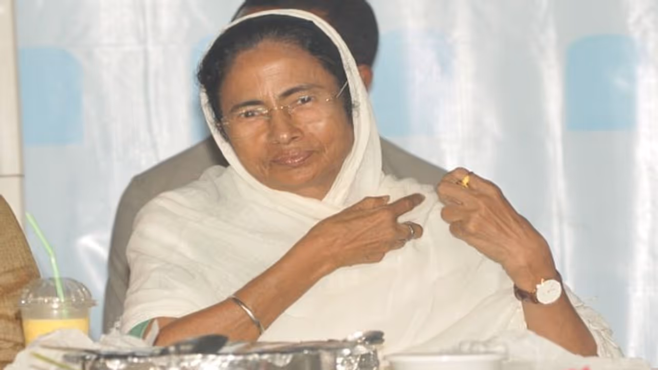 ইফতারেই ভরসা, মুসলিম জনজাতি 'দুধ দেওয়া গরু!' এমন কেন বললেন অভিমানী মমতা ইফতারেই ভরসা, মুসলিম জনজাতি 'দুধ দেওয়া গরু!' এমন কেন বললেন অভিমানী মমতা