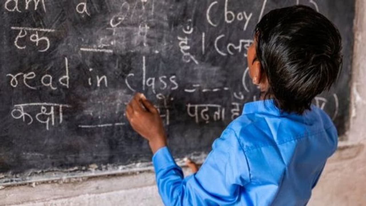 ಕೇಂದ್ರದ ಹಿಂದಿ ಹೇರಿಕೆಗೆ ವಿರೋಧ: ಭುಗಿಲೆದ್ದ ಅಸಮಾಧಾನ! ಕೇಂದ್ರದ ಹಿಂದಿ ಹೇರಿಕೆಗೆ ವಿರೋಧ: ಭುಗಿಲೆದ್ದ ಅಸಮಾಧಾನ!