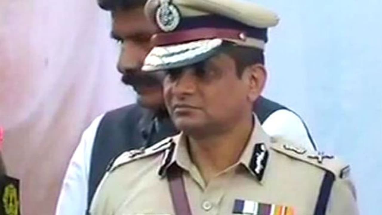 চার ঘণ্টায় চারটি প্রশ্ন, জানুন ঠিক কী জিজ্ঞেস করা হল রাজীব কুমারকে চার ঘণ্টায় চারটি প্রশ্ন, জানুন ঠিক কী জিজ্ঞেস করা হল রাজীব কুমারকে