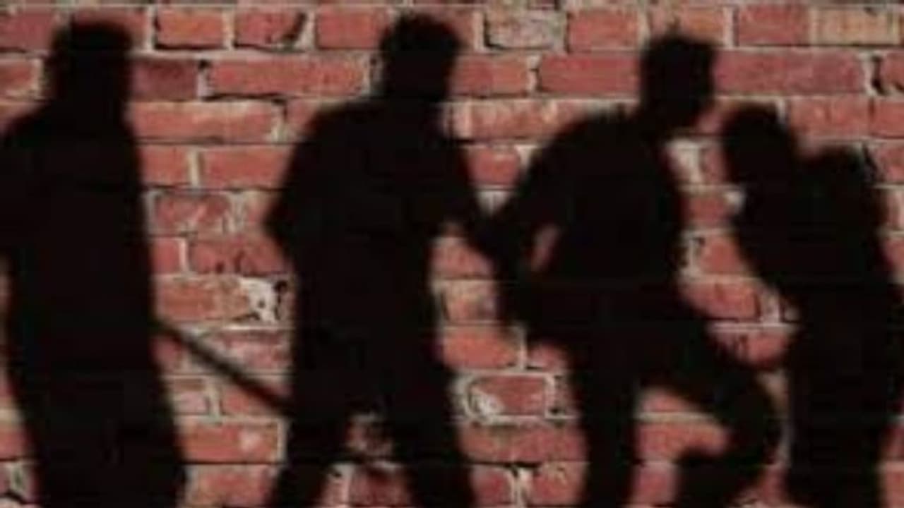 'ദളിത് വിവാഹങ്ങള്ക്ക് ക്ഷേത്രങ്ങളില് അനുവാദമില്ല'; കുറിപ്പിട്ട ദളിത് ദമ്പതികൾക്ക് ക്രൂരമർദ്ദനം 'ദളിത് വിവാഹങ്ങള്ക്ക് ക്ഷേത്രങ്ങളില് അനുവാദമില്ല'; കുറിപ്പിട്ട ദളിത് ദമ്പതികൾക്ക് ക്രൂരമർദ്ദനം