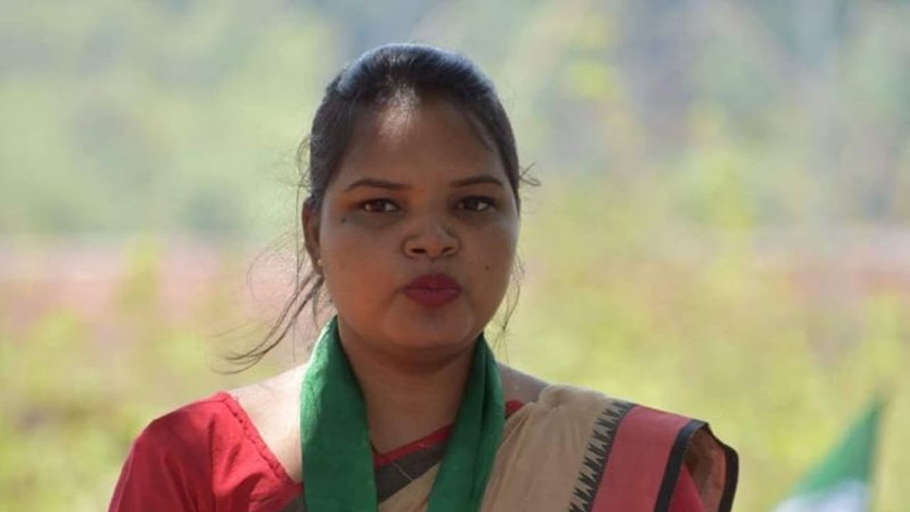 ആറുമാസം മുന്പുവരെ ജോലി അന്വേഷിച്ച് നടന്ന ബിടെക്കുകാരി; ഇന്ന് എംപി ആറുമാസം മുന്പുവരെ ജോലി അന്വേഷിച്ച് നടന്ന ബിടെക്കുകാരി; ഇന്ന് എംപി