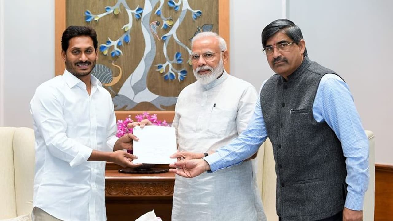 ప్రత్యేక హోదా విషయంలో వెనక్కు తగ్గను: జగన్