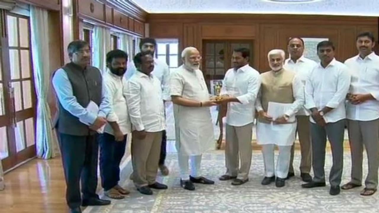 নতুন বন্ধু পেলেন মোদী, দিল্লিতে এসে সমর্থনের আশ্বাস দিলেন জগন নতুন বন্ধু পেলেন মোদী, দিল্লিতে এসে সমর্থনের আশ্বাস দিলেন জগন