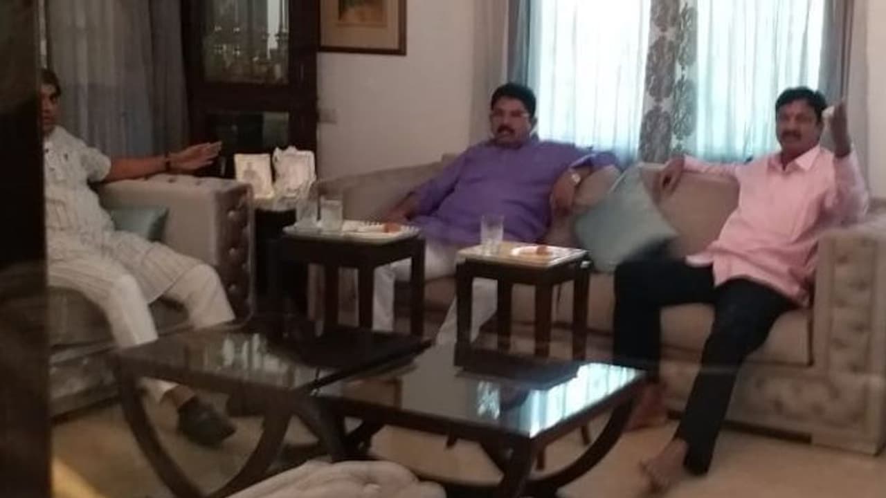 कर्नाटक में 'सत्ता के नाटक' में नया ट्विस्ट,  भाजपा नेता से मिले कांग्रेस के दो विधायक