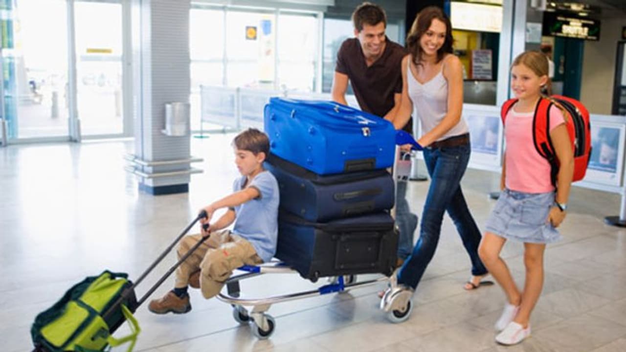 രക്ഷിതാക്കളുടെ ശ്രദ്ധയ്ക്ക്; കുട്ടികളുമായി ദൂരെ യാത്ര പോകുമ്പോൾ ശ്രദ്ധിക്കേണ്ട 8 കാര്യങ്ങൾ