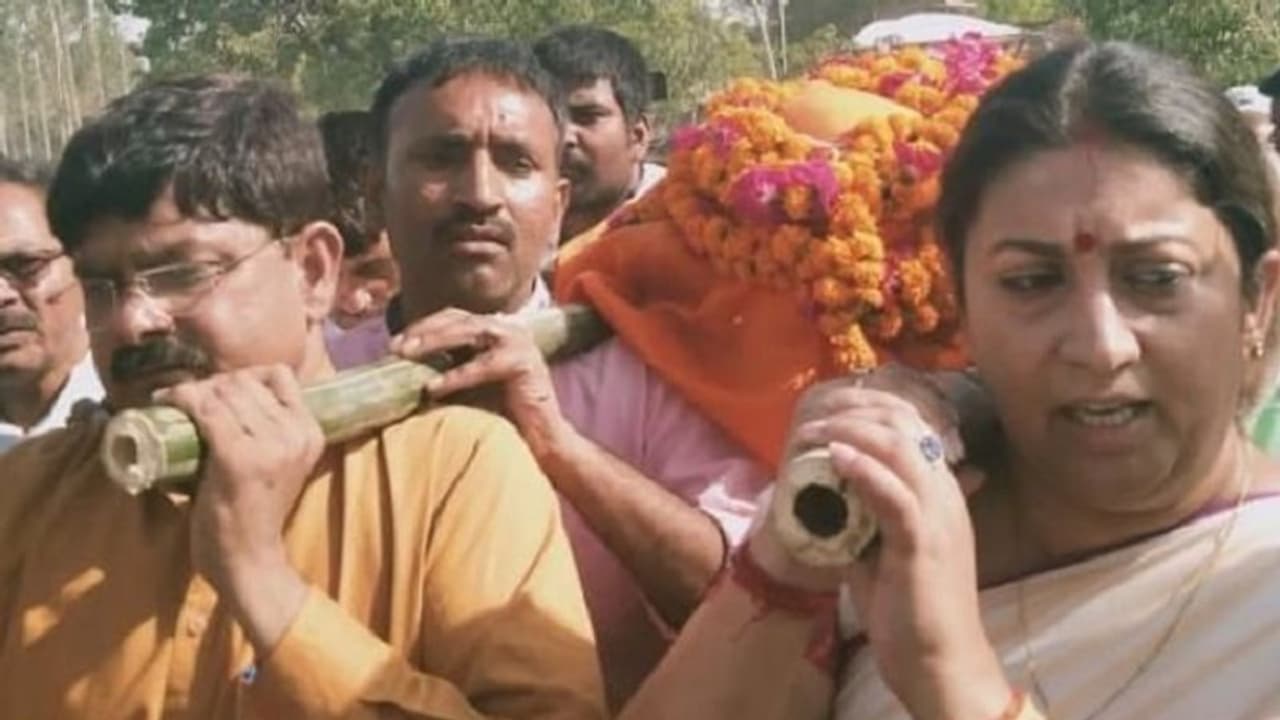 ಹತ್ಯೆಗೀಡಾದ ಕಾರ್ಯಕರ್ತನ ಪಾರ್ಥಿವ ಶರೀರಕ್ಕೆ ಹೆಗಲು ಕೊಟ್ಟ ಸ್ಮೃತಿ ಇರಾನಿ ಹತ್ಯೆಗೀಡಾದ ಕಾರ್ಯಕರ್ತನ ಪಾರ್ಥಿವ ಶರೀರಕ್ಕೆ ಹೆಗಲು ಕೊಟ್ಟ ಸ್ಮೃತಿ ಇರಾನಿ