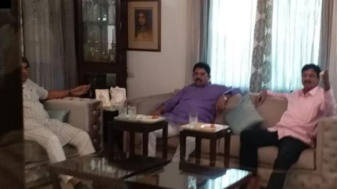 లోక్సభ ఫలితాల ఎఫెక్ట్: కర్ణాటకలో కాంగ్రెస్ నేతల చూపు బీజేపీ వైపు లోక్సభ ఫలితాల ఎఫెక్ట్: కర్ణాటకలో కాంగ్రెస్ నేతల చూపు బీజేపీ వైపు