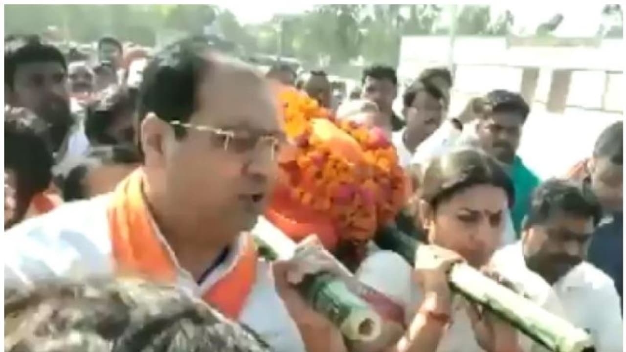 ബിജെപി പ്രവര്ത്തകന്റെ ശവമഞ്ചം ചുമന്ന് സ്മൃതി ഇറാനി; വീഡിയോ ബിജെപി പ്രവര്ത്തകന്റെ ശവമഞ്ചം ചുമന്ന് സ്മൃതി ഇറാനി; വീഡിയോ