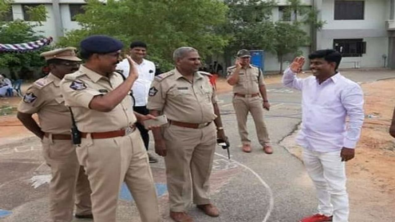 ಅಂದು ಇನ್ಸ್ ಪೆಕ್ಟರ್, ಇಂದು ಸಂಸದ, ಸೆಲ್ಯೂಟ್ ಮಾತ್ರ ಬದಲಾಗಿಲ್ಲ! ಅಂದು ಇನ್ಸ್ ಪೆಕ್ಟರ್, ಇಂದು ಸಂಸದ, ಸೆಲ್ಯೂಟ್ ಮಾತ್ರ ಬದಲಾಗಿಲ್ಲ!