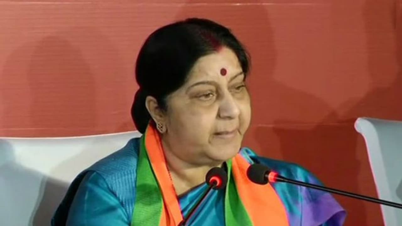 মমতা বন্দোপাধ্যায়ের শাসনে রাজ্যে ঘটে চলা রাজনৈতিক হত্যার ঘটনায় বিস্ময় প্রকাশ করলেন সুষমা স্বরাজ