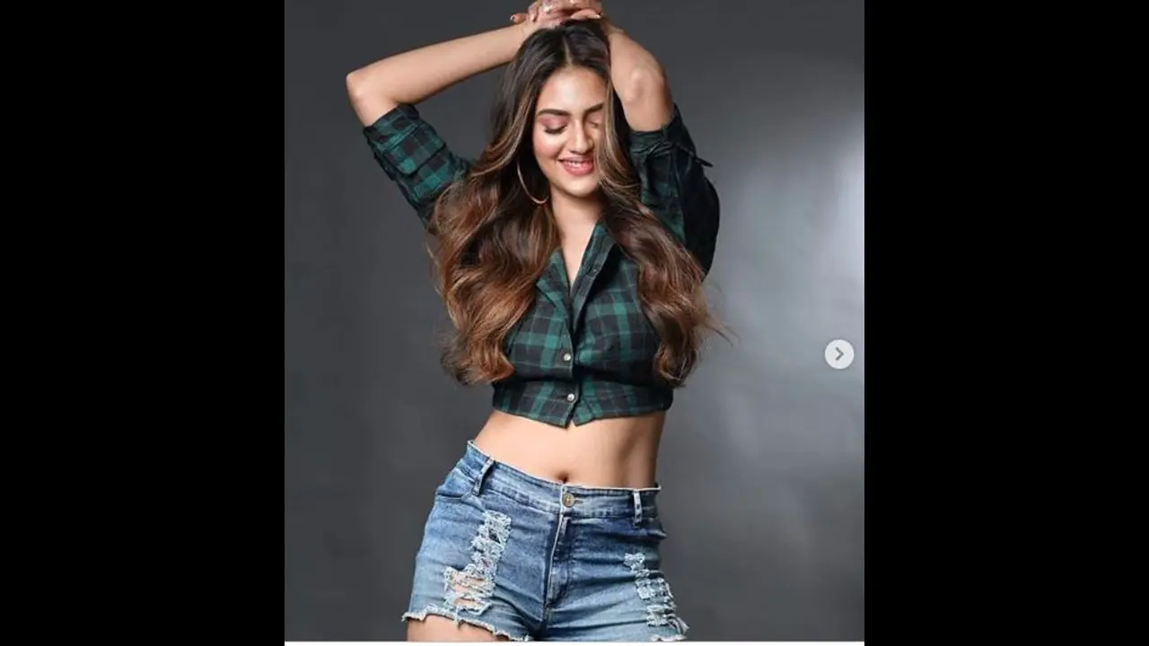 ’இஸ்லாமியப் பெண் நெற்றியில் குங்குமம் வைப்பதா?’...எம்.பி.,நடிகைக்கு வலுக்கும் எதிர்ப்பு... ’இஸ்லாமியப் பெண் நெற்றியில் குங்குமம் வைப்பதா?’...எம்.பி.,நடிகைக்கு வலுக்கும் எதிர்ப்பு...