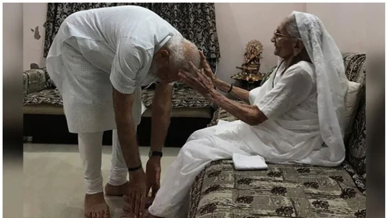 അമ്മയുടെ കാല്തൊട്ട് വന്ദിച്ച് മോദി; 'നിങ്ങള് ഏല്പ്പിച്ചത് ഭാരിച്ച ഉത്തരവാദിത്തം' അമ്മയുടെ കാല്തൊട്ട് വന്ദിച്ച് മോദി; 'നിങ്ങള് ഏല്പ്പിച്ചത് ഭാരിച്ച ഉത്തരവാദിത്തം'