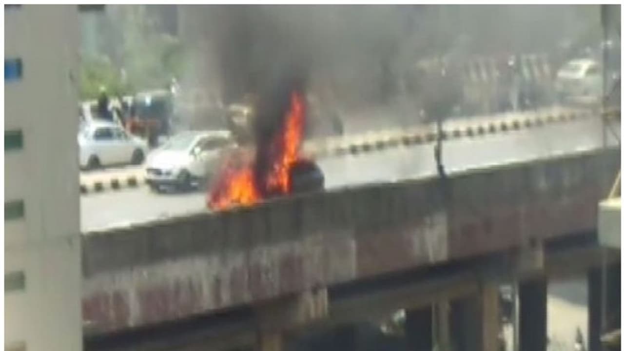 ഓടിക്കൊണ്ടിരുന്ന കാറിന് തീപിടിച്ചു ഓടിക്കൊണ്ടിരുന്ന കാറിന് തീപിടിച്ചു