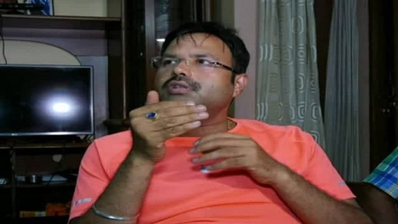 ಶನಿ ದೋಷ ನಿವಾರಣೆಗೆ 50 ಲಕ್ಷದ ನೀಲಮಣಿ ಉಂಗುರ ಧರಿಸಿದ ಜೆಡಿಎಸ್ ಮುಖಂಡ ಶನಿ ದೋಷ ನಿವಾರಣೆಗೆ 50 ಲಕ್ಷದ ನೀಲಮಣಿ ಉಂಗುರ ಧರಿಸಿದ ಜೆಡಿಎಸ್ ಮುಖಂಡ