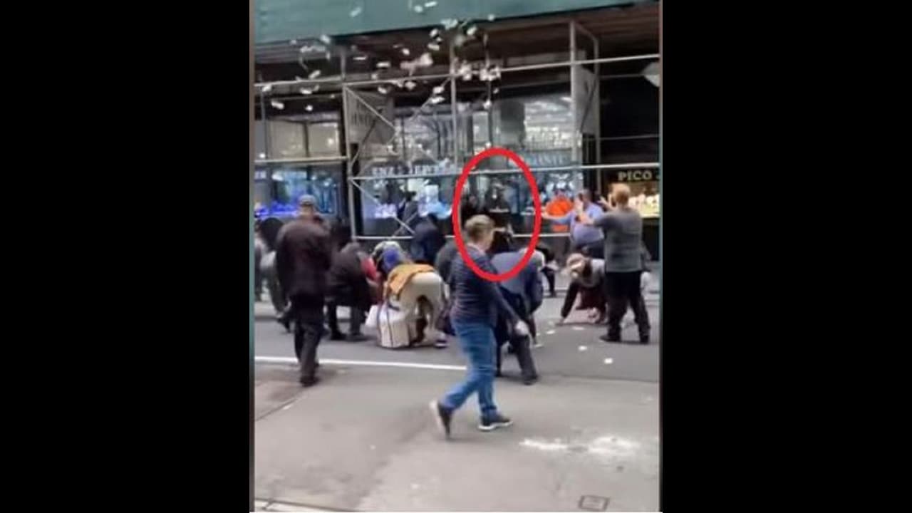 ಮೋದಿ ಮತ್ತೆ ಪ್ರಧಾನಿಯಾಗಿದ್ದಕ್ಕೆ ಹಣ ಎಸೆದು ಸಂಭ್ರಮಾಚರಣೆ ಮಾಡಲಾಯ್ತಾ? ಮೋದಿ ಮತ್ತೆ ಪ್ರಧಾನಿಯಾಗಿದ್ದಕ್ಕೆ ಹಣ ಎಸೆದು ಸಂಭ್ರಮಾಚರಣೆ ಮಾಡಲಾಯ್ತಾ?