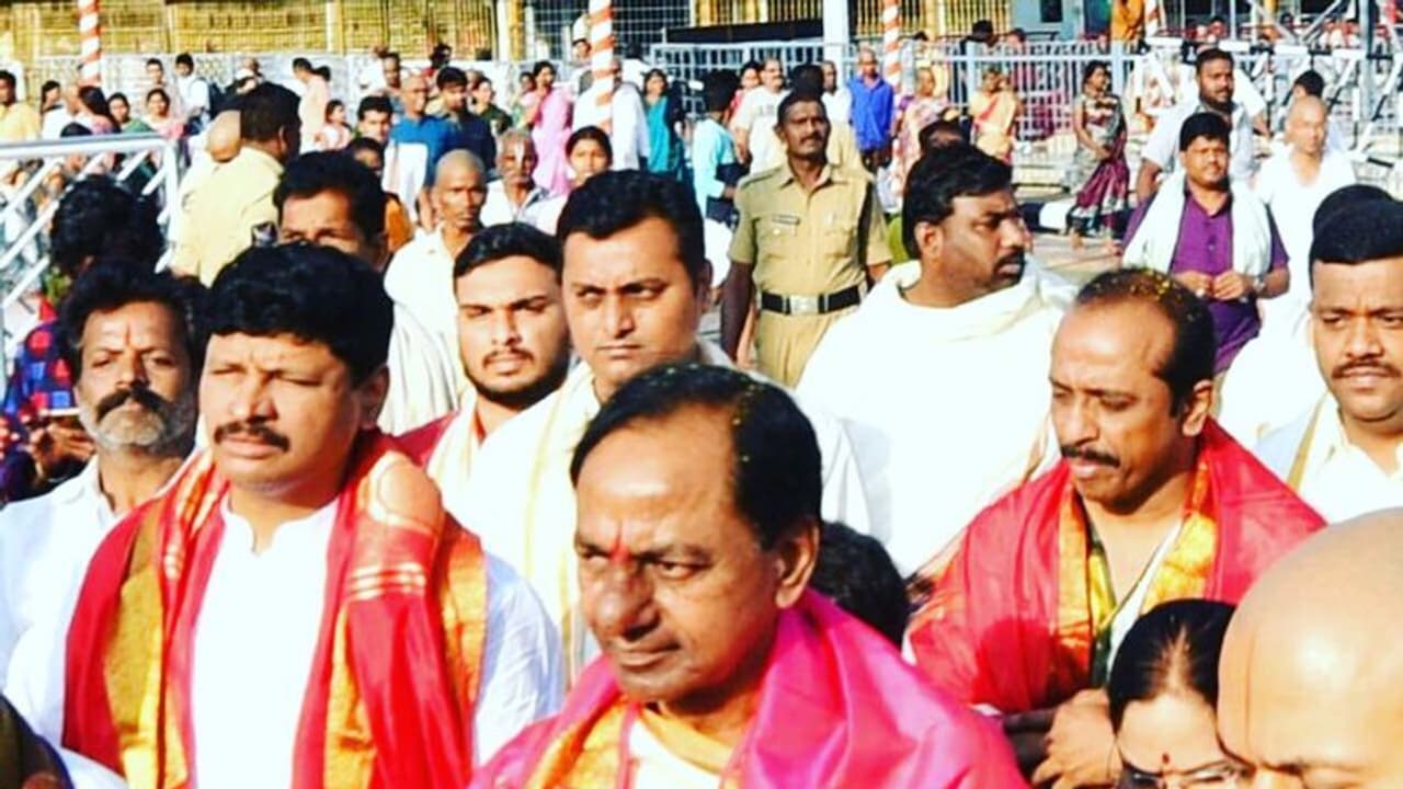 లష్కర్ బోనాలు: ఉజ్జయిని మహంకాళికి కేసీఆర్ బోనం లష్కర్ బోనాలు: ఉజ్జయిని మహంకాళికి కేసీఆర్ బోనం