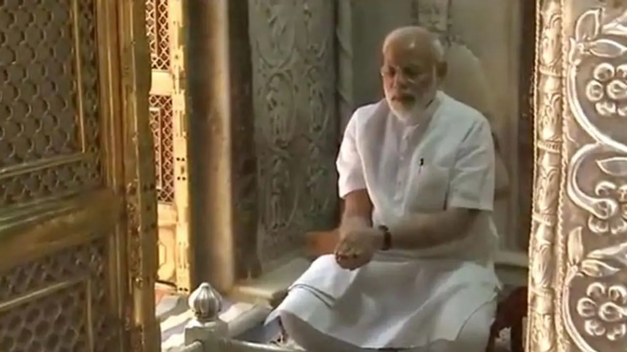 दोबारा सांसद बनने के बाद पहली बार काशी पहुंचे मोदी : काशी विश्वनाथ मंदिर में की पूजा