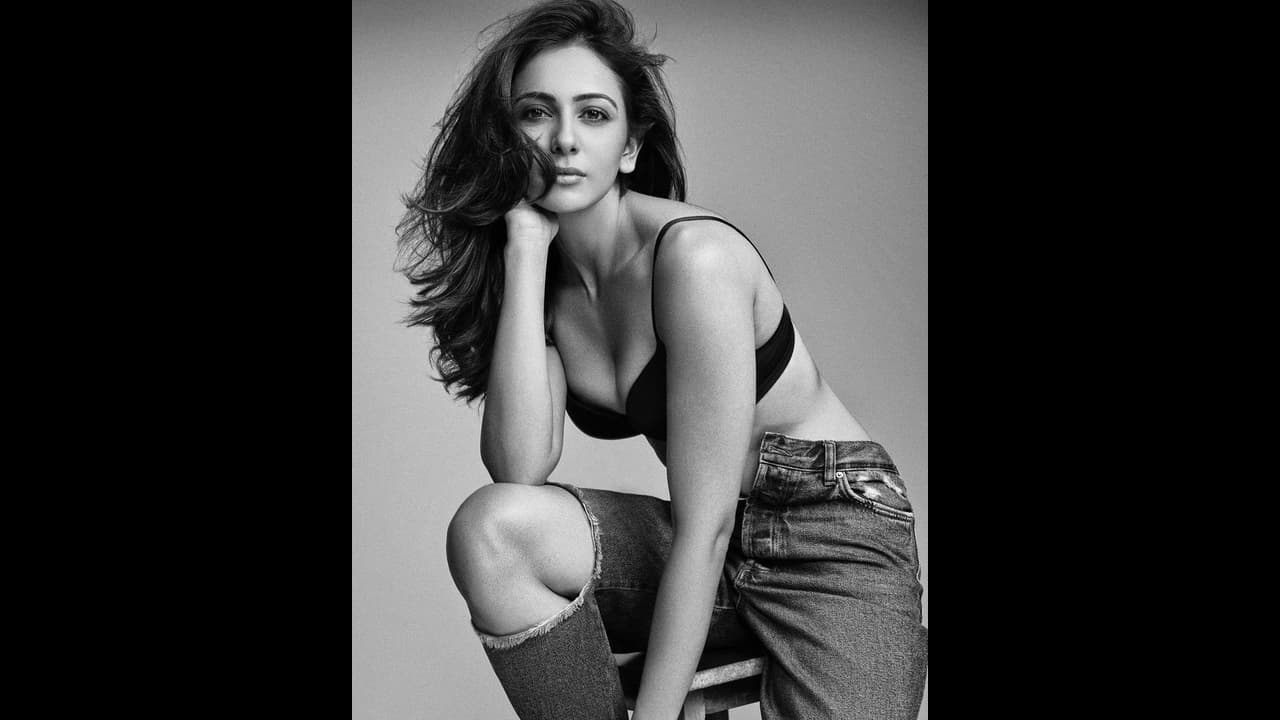 Rakul Preet Singh: వెబ్ సిరీస్ లో రకుల్.. బోల్డ్ సీన్స్ తో షాక్ ఇస్తుందా..? Rakul Preet Singh: వెబ్ సిరీస్ లో రకుల్.. బోల్డ్ సీన్స్ తో షాక్ ఇస్తుందా..?