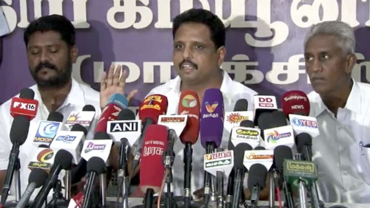 இந்த மாதிரி எல்லா எம்.பிக்களும் இருந்தா தமிழ்நாடு எப்போதோ முன்னேறி இருக்கும்... அதிரடி காட்டும் மதுரை மைந்தன். இந்த மாதிரி எல்லா எம்.பிக்களும் இருந்தா தமிழ்நாடு எப்போதோ முன்னேறி இருக்கும்... அதிரடி காட்டும் மதுரை மைந்தன்.