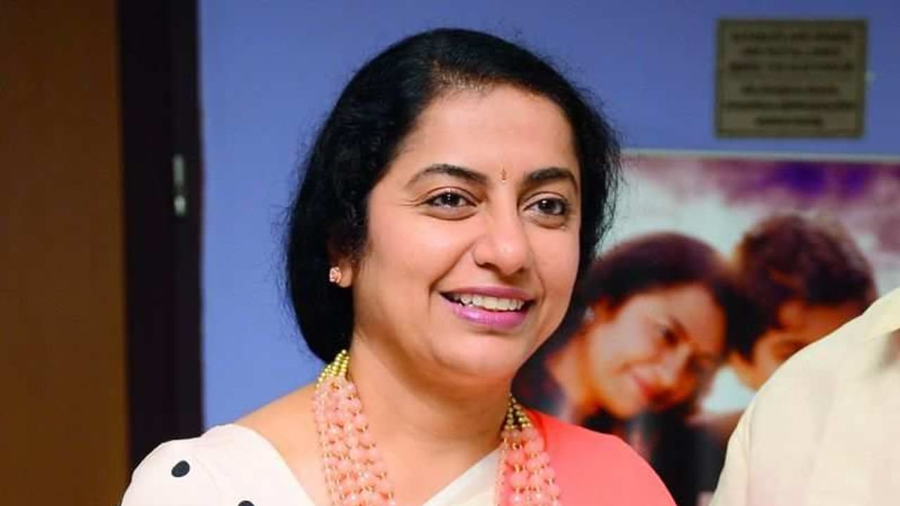 రజినీకి నటించడం వచ్చేది కాదు.. సుహాసిని కామెంట్స్! రజినీకి నటించడం వచ్చేది కాదు.. సుహాసిని కామెంట్స్!