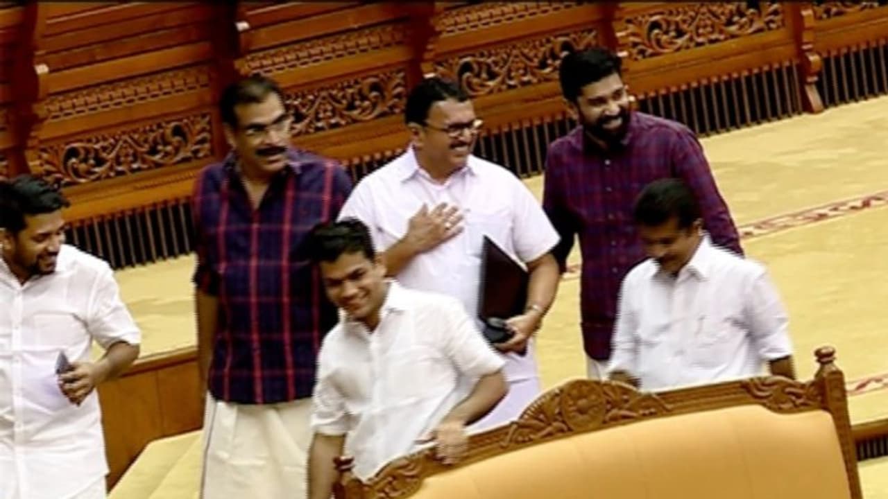 സഭയിൽ താരമായത് എംപിമാരായ എംഎൽഎമാർ; അഭിനന്ദനവും ആശ്വസിപ്പിക്കലുമായി ആദ്യ ദിനം സഭയിൽ താരമായത് എംപിമാരായ എംഎൽഎമാർ; അഭിനന്ദനവും ആശ്വസിപ്പിക്കലുമായി ആദ്യ ദിനം