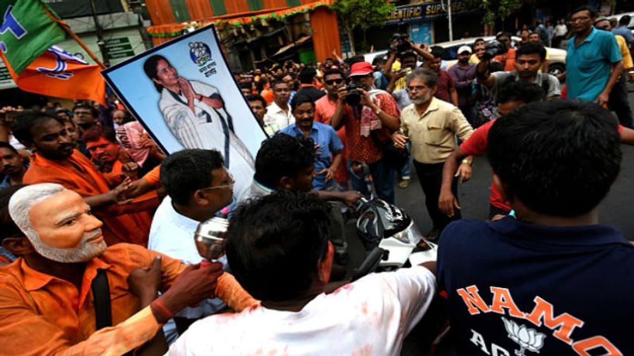 কোভিড বিধি শিকেয় তুলে বিজয় উৎসবে তৃণমূল কর্মীরা, কড়া কমিশন কোভিড বিধি শিকেয় তুলে বিজয় উৎসবে তৃণমূল কর্মীরা, কড়া কমিশন