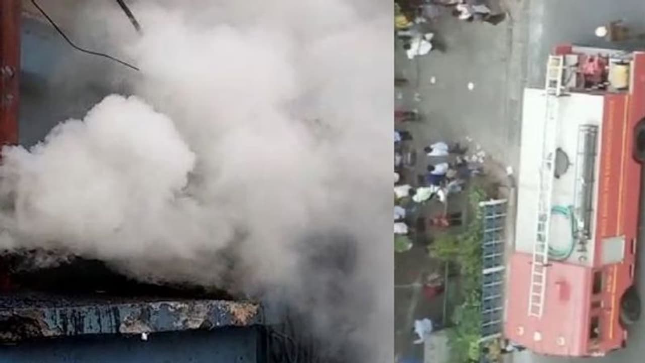 ভরা বিকেলে পার্কস্ট্রিটের রেস্তোরাঁয় আগুন, এলাকায় দমকল বাহিনী