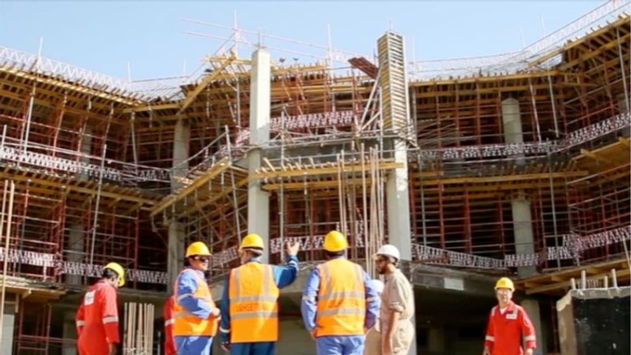 വേനൽ കടുത്തതോടെ കുവൈത്തിൽ ഉച്ചസമയ പുറംജോലിക്ക് വിലക്ക് വേനൽ കടുത്തതോടെ കുവൈത്തിൽ ഉച്ചസമയ പുറംജോലിക്ക് വിലക്ക്