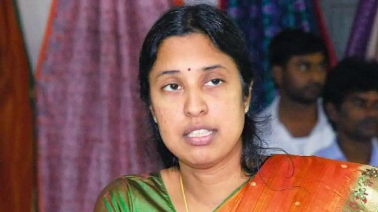 జగన్ తో మాట్లాడిన ఐఎఎస్ శ్రీలక్ష్మి: తెలంగాణ నుంచి ఎపీకి జగన్ తో మాట్లాడిన ఐఎఎస్ శ్రీలక్ష్మి: తెలంగాణ నుంచి ఎపీకి