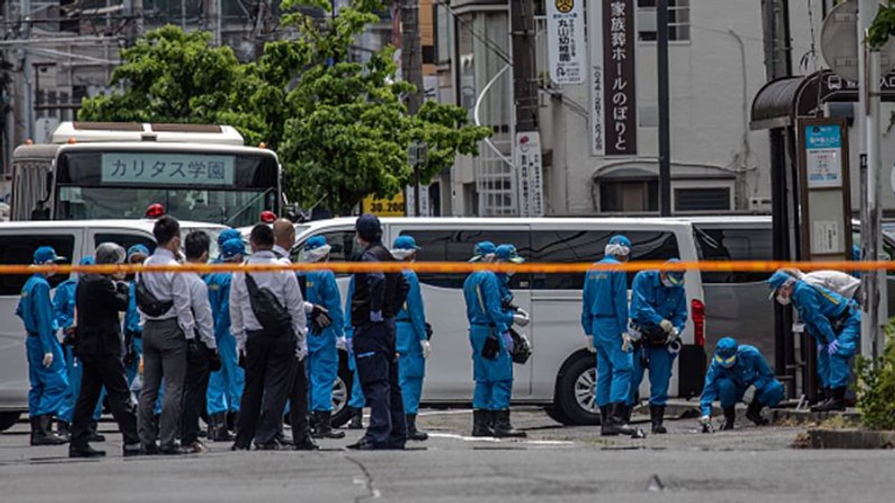 ബസ് കാത്തുന്നിന്നവര്ക്കു നേരെ കത്തിയാക്രമണം; വിദ്യാര്ത്ഥിനിയും അക്രമിയും മരിച്ചു, 17 പേര്ക്ക് പരിക്ക് ബസ് കാത്തുന്നിന്നവര്ക്കു നേരെ കത്തിയാക്രമണം; വിദ്യാര്ത്ഥിനിയും അക്രമിയും മരിച്ചു, 17 പേര്ക്ക് പരിക്ക്