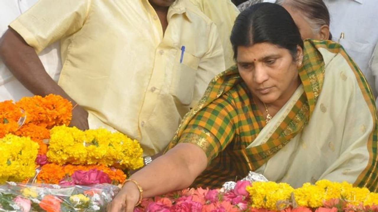 ఎన్టీఆర్ ఘాట్ వద్ద ఉద్రిక్తత: లక్ష్మీ పార్వతిని అడ్డుకున్న టీడీపీ కార్యకర్తలు ఎన్టీఆర్ ఘాట్ వద్ద ఉద్రిక్తత: లక్ష్మీ పార్వతిని అడ్డుకున్న టీడీపీ కార్యకర్తలు