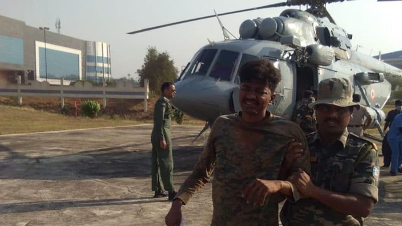 ఐఈడీ పేల్చిన మావోయిస్టులు: 11 మంది సైనికులకు తీవ్రగాయాలు ఐఈడీ పేల్చిన మావోయిస్టులు: 11 మంది సైనికులకు తీవ్రగాయాలు