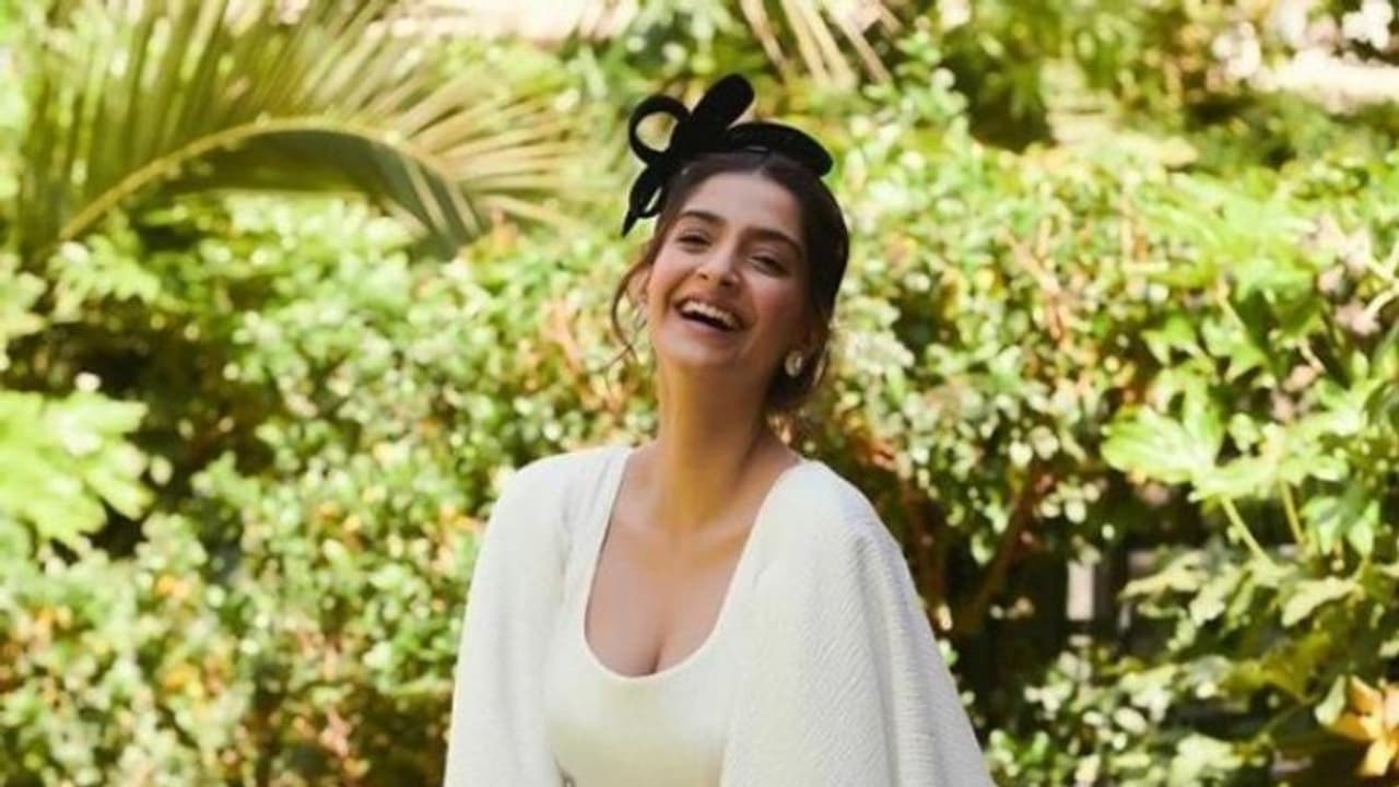 വെള്ള ഗൗണില് അതിസുന്ദരിയായി സോനം; ബാഗിന്റെ വില കേട്ട് അമ്പരന്ന് ആരാധകര് വെള്ള ഗൗണില് അതിസുന്ദരിയായി സോനം; ബാഗിന്റെ വില കേട്ട് അമ്പരന്ന് ആരാധകര്