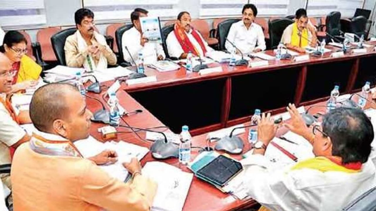 జగన్ విక్టరీ ఎఫెక్ట్: టీటీడీ పాలకమండలి సమావేశం రసాభాస జగన్ విక్టరీ ఎఫెక్ట్: టీటీడీ పాలకమండలి సమావేశం రసాభాస