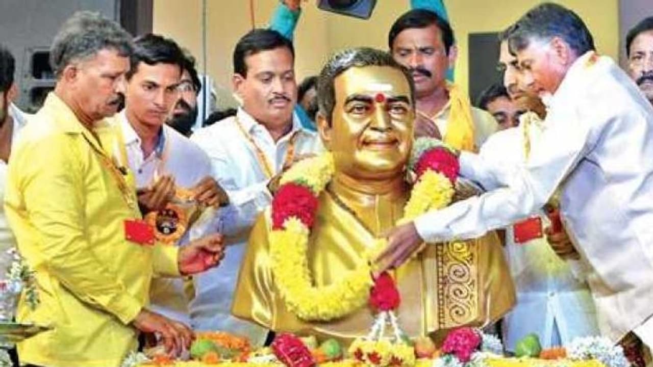 ఎన్టీఆర్ జయంతి వేడుకల్లో బాబు: ఫలితాల తర్వాత మొదటిసారి బయటికి ఎన్టీఆర్ జయంతి వేడుకల్లో బాబు: ఫలితాల తర్వాత మొదటిసారి బయటికి