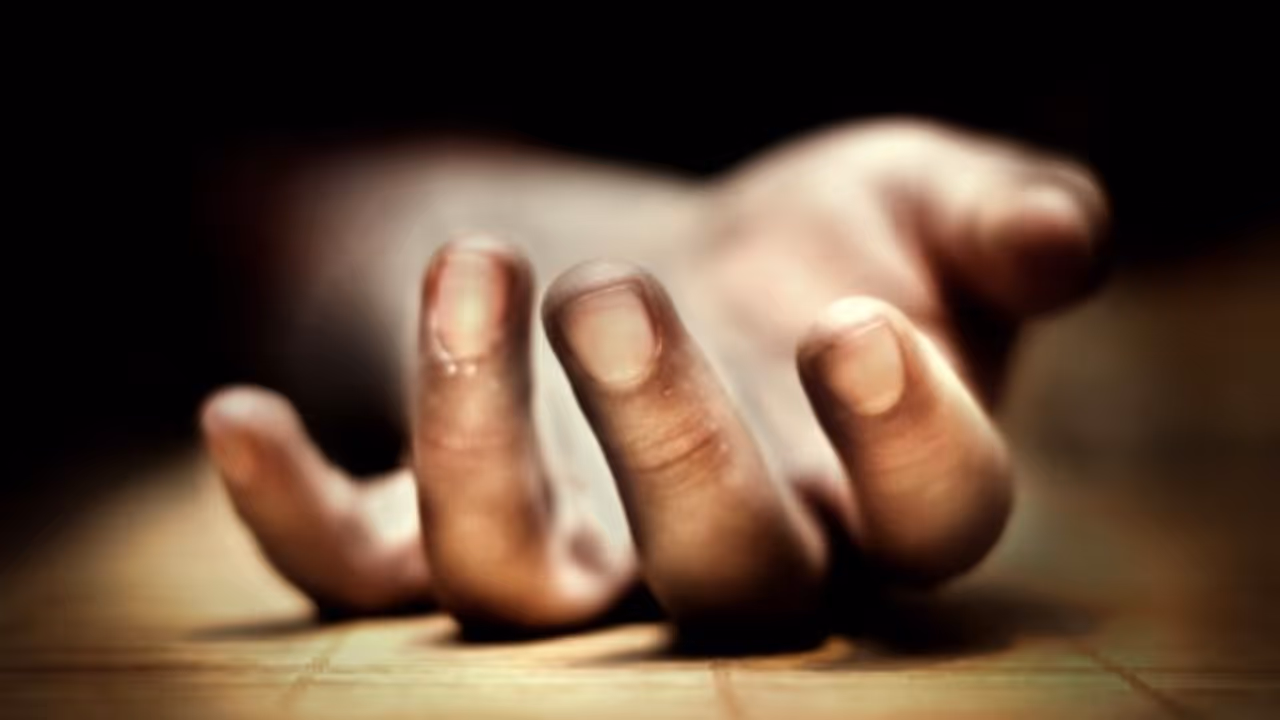 అవమానంతో బాత్రూమ్లోనే ఉరేసుకొన్న విద్యార్థిని అవమానంతో బాత్రూమ్లోనే ఉరేసుకొన్న విద్యార్థిని