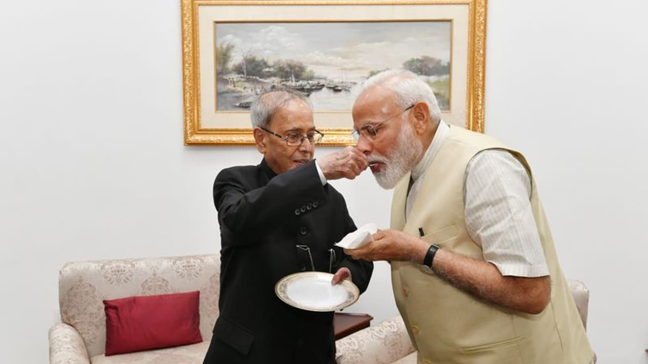 पीएम मोदी को प्रणब मुखर्जी ने अपने हाथ से खिलाई जीत की मिठाई