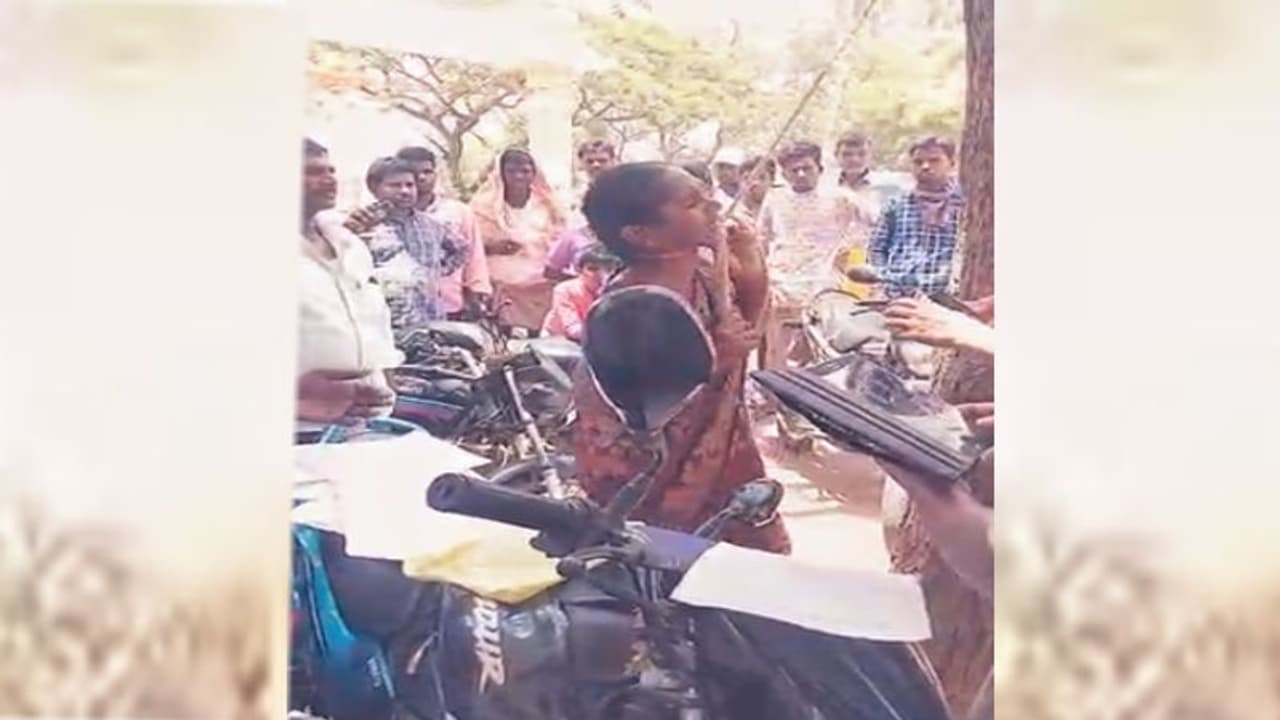 ఎమ్మార్వో కార్యాలయం ఎదుటే మహిళా రైతు ఆత్మహత్యాయత్నం...(వీడియో)